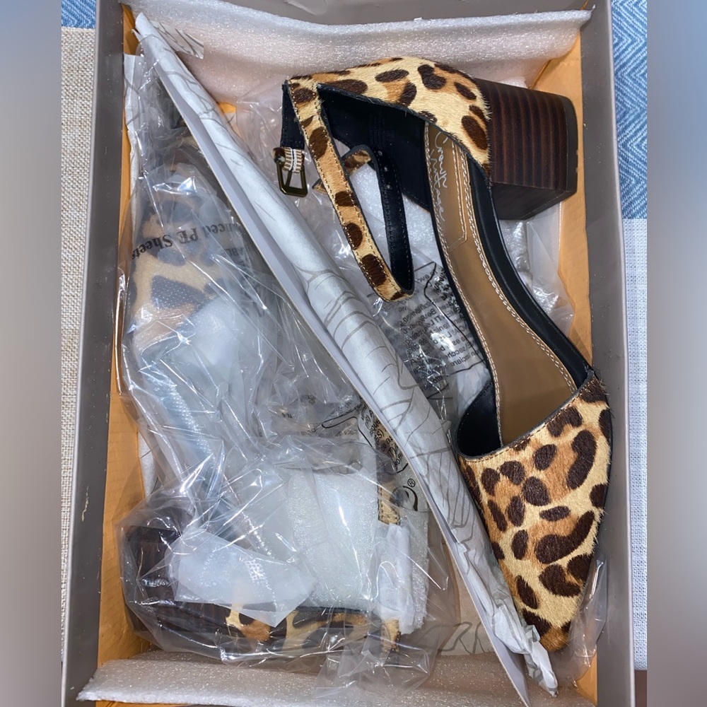 Leopard Print Pumps - Picture 2 of 4